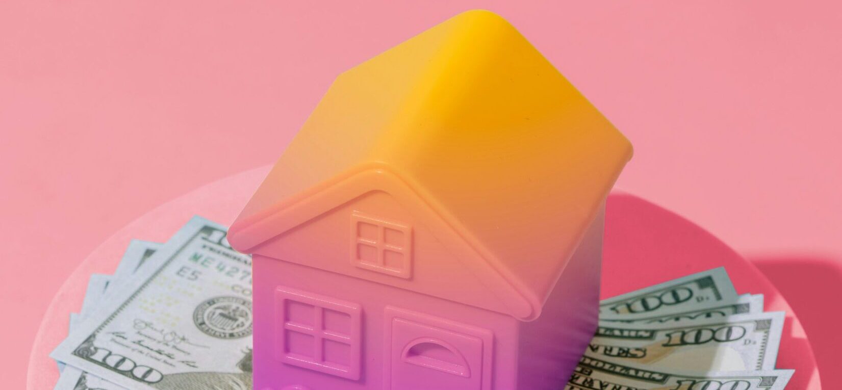 Eine Grafik von einem Haus welches auf Geldscheinen steht